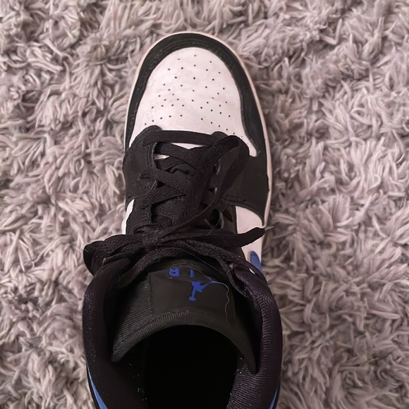 blue and white jordan’s - Picture 4 of 4